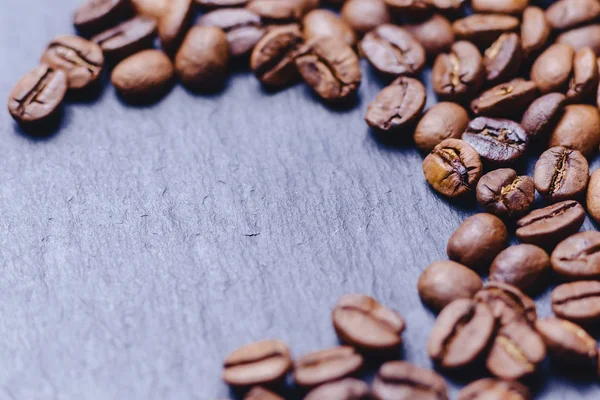 boş yere closup siyah taş zemin üzerine kahve çekirdekleri