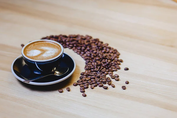 kahve çekirdekleri ile tabloda lezzetli kahve