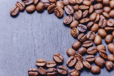 boş yere closup siyah taş zemin üzerine kahve çekirdekleri