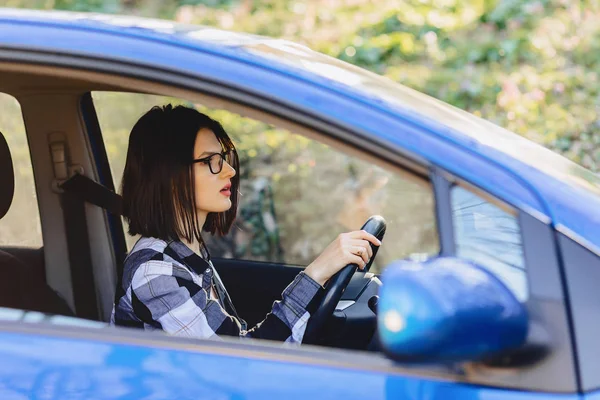 Mädchen Sitzt Bei Sonnenuntergang Steuer Des Autos — Stockfoto