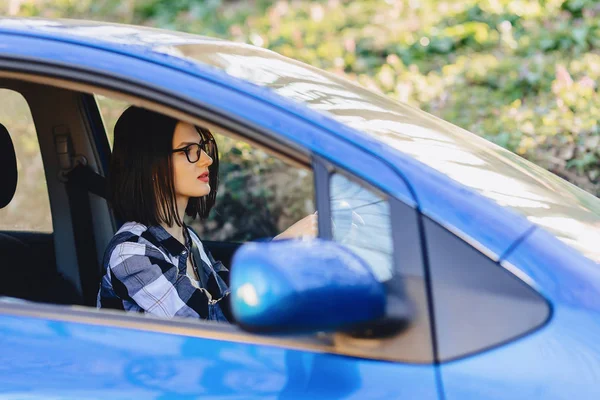 Kız ışığında gün batımı inarabasının direksiyonda oturan