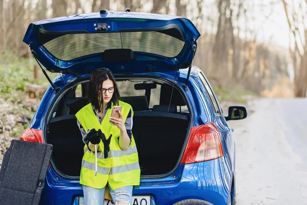 魅力的な女の子の安全のジャケットでは 道路上の車の近く電話での話し — ストック写真