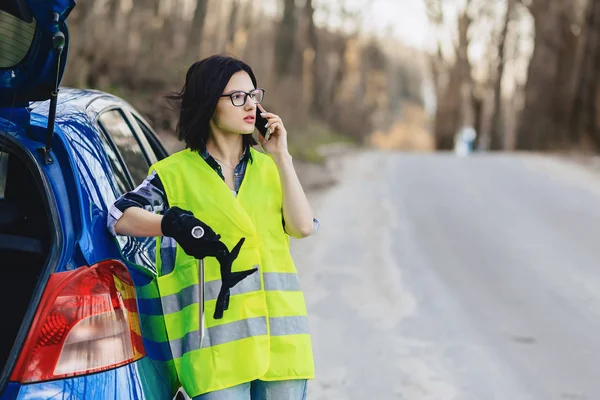 魅力的な女の子の安全のジャケットでは 道路上の車の近く電話での話し — ストック写真