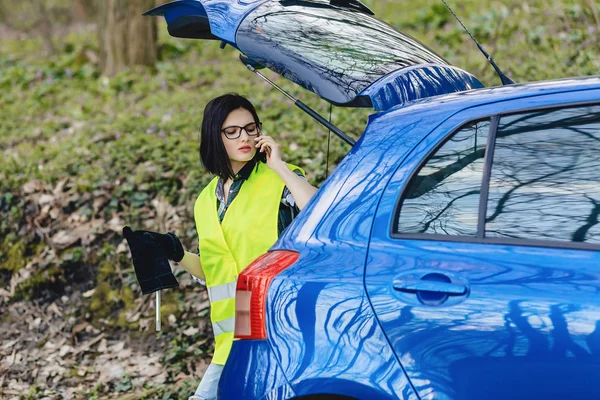 Vonzó Lány Beszél Telefonon Közelében Autó Közúti Biztonsági Dzseki Egyedül — Stock Fotó