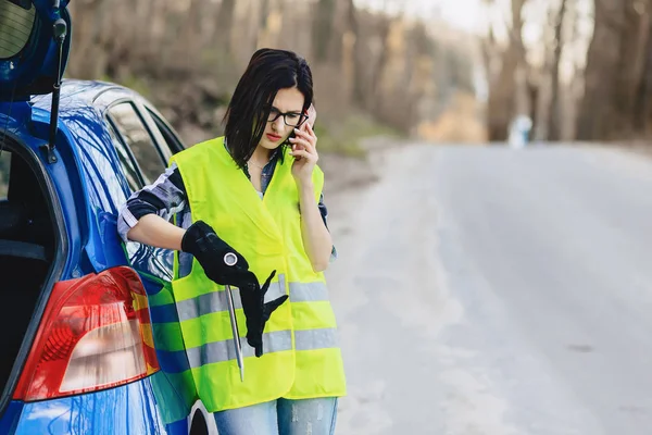 魅力的な女の子の安全のジャケットでは 道路上の車の近く電話での話し — ストック写真