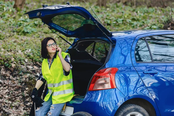 çekici kız car yakınındaki telefonla Emanet ceketli yolda yalnız konuşmak