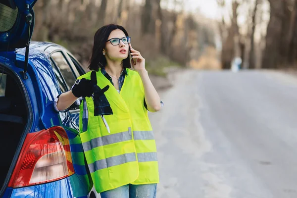 çekici kız car yakınındaki telefonla Emanet ceketli yolda yalnız konuşmak