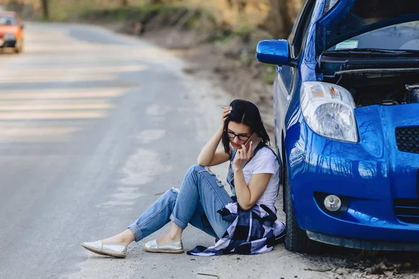 Girl Sitting Car Open Hood Speaks Phone Road Alone — Stock Photo, Image
