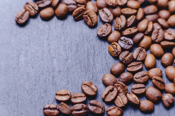 boş yere closup siyah taş zemin üzerine kahve çekirdekleri