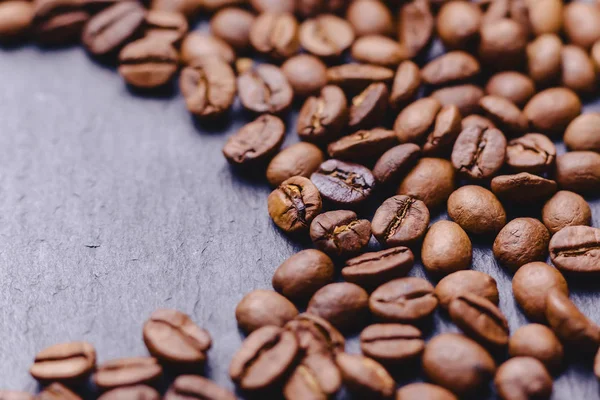 boş yere closup siyah taş zemin üzerine kahve çekirdekleri