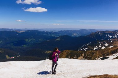 dağda Karpat mountaims, karda sıcak kız