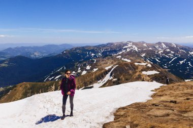 dağda Karpat mountaims, karda sıcak kız