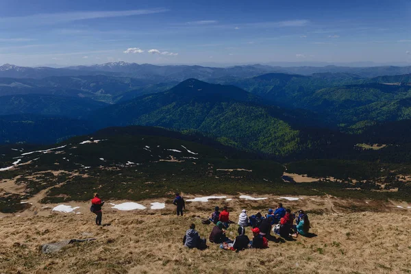 Gente Escalando Montaña Tomando Fotos Los Cárpatos —  Fotos de Stock