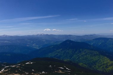 Karpat Dağları görünümü güneşli top