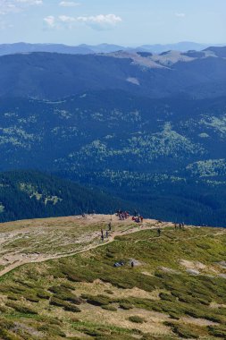 Karpat Dağları görünümü güneşli top