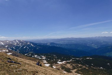 Karpat Dağları görünümü güneşli top