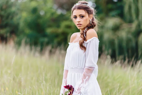 Jovem Menina Bonita Com Flor Suas Mãos Curativo Leve Caminhada — Fotografia de Stock