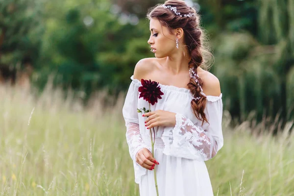 Joven Bonita Chica Con Flor Sus Manos Vestidor Ligero Caminar — Foto de Stock