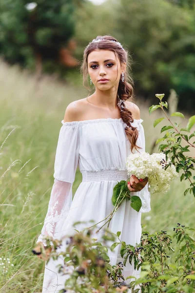 Junges Hübsches Mädchen Mit Blume Den Händen Bei Leichtem Ankleidegang — Stockfoto