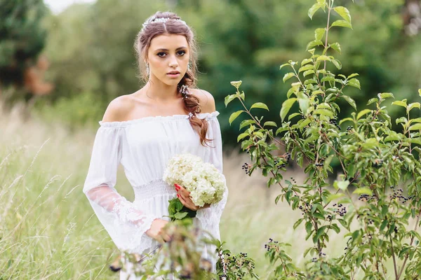 Joven Bonita Chica Con Flor Sus Manos Vestidor Ligero Caminar — Foto de Stock