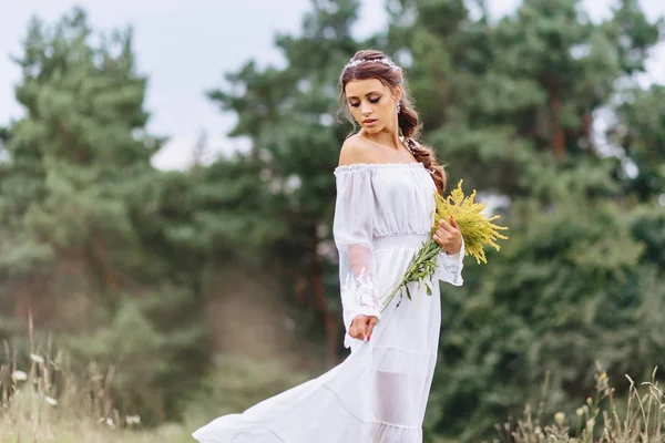 Junges Hübsches Mädchen Mit Blume Den Händen Bei Leichtem Ankleidegang — Stockfoto