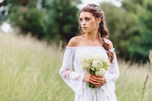 Jovem Menina Bonita Com Flor Suas Mãos Curativo Leve Caminhada — Fotografia de Stock