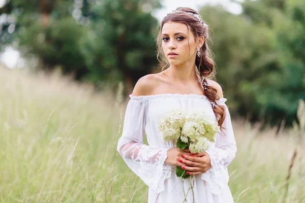 Jonge Mooie Meisje Met Bloem Haar Handen Lichte Dressing Lopen — Stockfoto