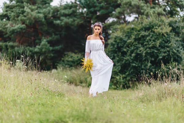 Jonge Mooie Meisje Met Bloem Haar Handen Lichte Dressing Lopen — Stockfoto