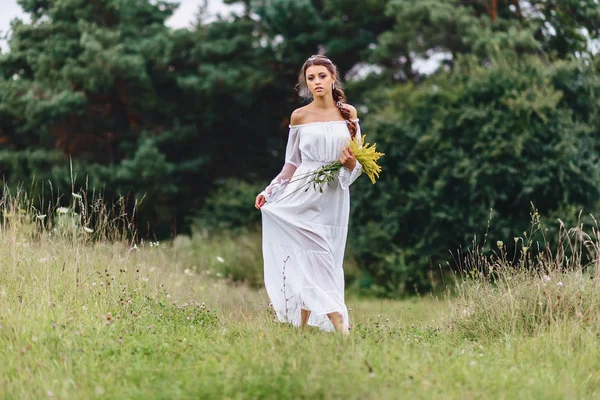 Jonge Mooie Meisje Met Bloem Haar Handen Lichte Dressing Lopen — Stockfoto