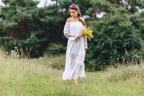 Junges Hübsches Mädchen Mit Blume Den Händen Bei Leichtem Ankleidegang — Stockfoto