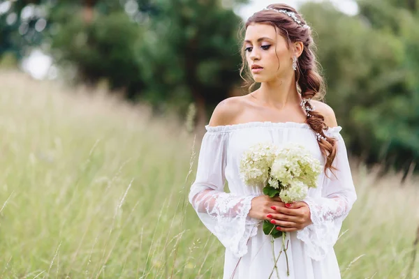 Jonge Mooie Meisje Met Bloem Haar Handen Lichte Dressing Lopen — Stockfoto