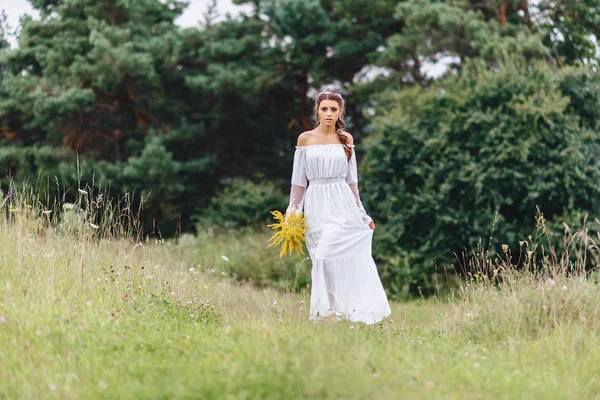 Jonge Mooie Meisje Met Bloem Haar Handen Lichte Dressing Lopen — Stockfoto