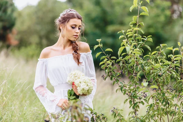 Jovem Menina Bonita Com Flor Suas Mãos Curativo Leve Caminhada — Fotografia de Stock