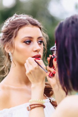 kız kırmızı dudaklar yaz sokak boyalar