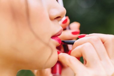 kız kırmızı dudaklar yaz sokak boyalar