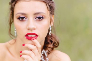 Kırmızı dudaklar closup portre rahat genç kızla