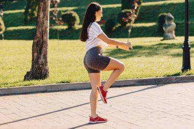 fitness rahat kız sabah güneş Park'ta, germe yapmak