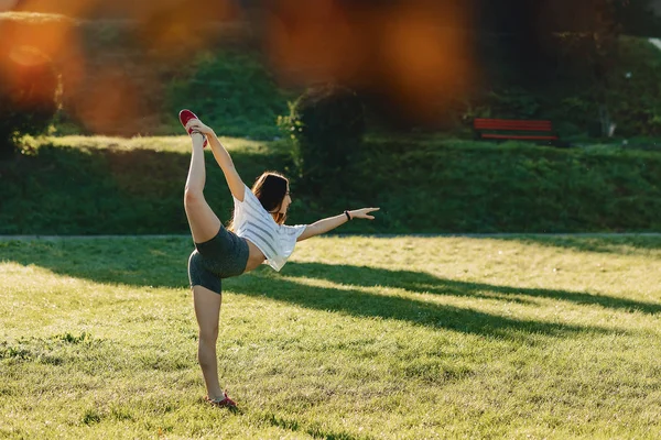 Chica Fitness Acogedor Hacer Ejercicios Estiramiento Mañana Aire Libre Sol — Foto de Stock