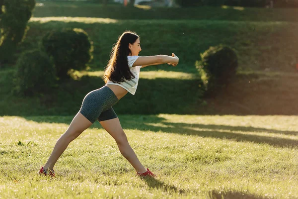 Menina Fitness Acolhedor Fazendo Exercícios Alongamento Manhã Fora Luz Sol — Fotografia de Stock