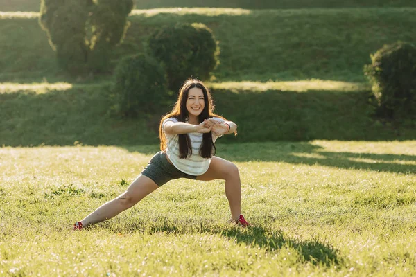 Cozy Fitness Girl Making Morning Stretching Exercises Sunshine Grass — Stock Photo, Image