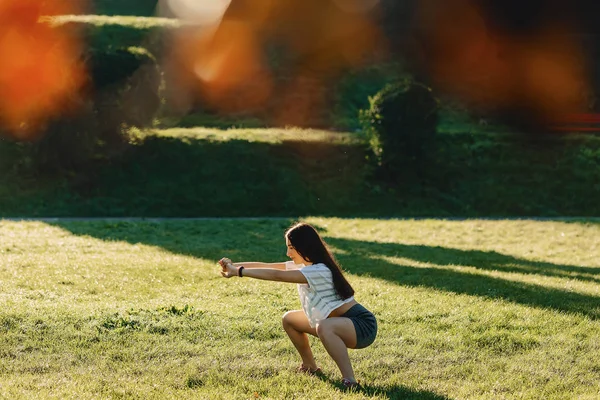 Menina Fitness Acolhedor Fazendo Exercícios Alongamento Manhã Fora Luz Sol — Fotografia de Stock