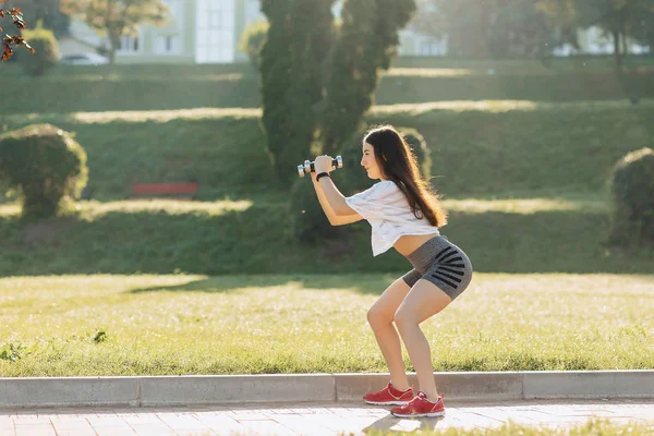Gemütliches Fitness Girl Macht Sonnenuntergang Gras Draußen Übungen Mit Kurzhanteln — Stockfoto