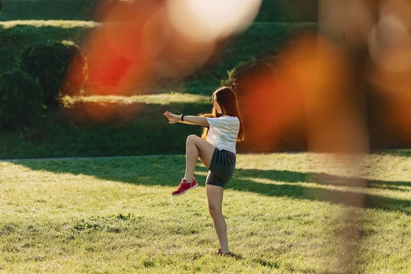 Κορίτσι Ζεστό Γυμναστήριο Κάνοντας Διατατικές Ασκήσεις Έξω Στον Ήλιο Πρωί — Φωτογραφία Αρχείου