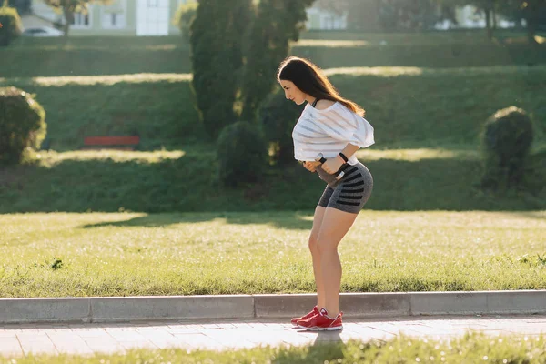 Κορίτσι Ζεστό Γυμναστήριο Κάνοντας Ασκήσεις Αλτήρες Για Ηλιοβασίλεμα Στο Γρασίδι — Φωτογραφία Αρχείου