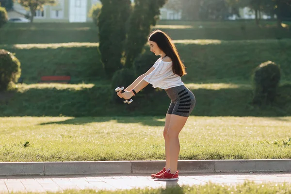 Menina Fitness Acolhedor Fazendo Exercícios Com Halteres Pôr Sol Grama — Fotografia de Stock