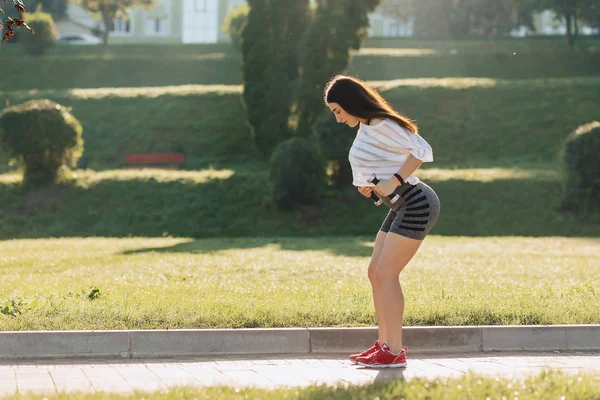 Menina Fitness Acolhedor Fazendo Exercícios Com Halteres Pôr Sol Grama — Fotografia de Stock