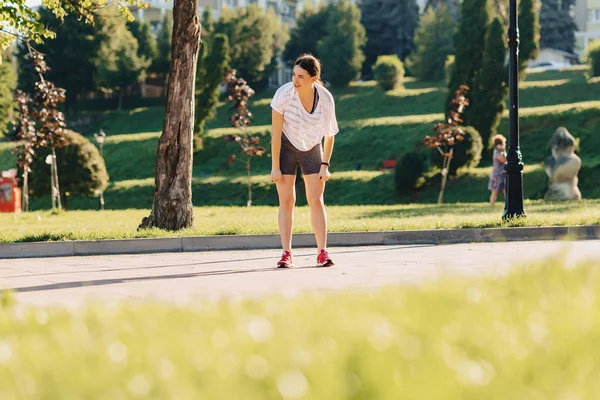 Fitness Menina Acolhedora Fazendo Alongamento Parque Sol Manhã — Fotografia de Stock