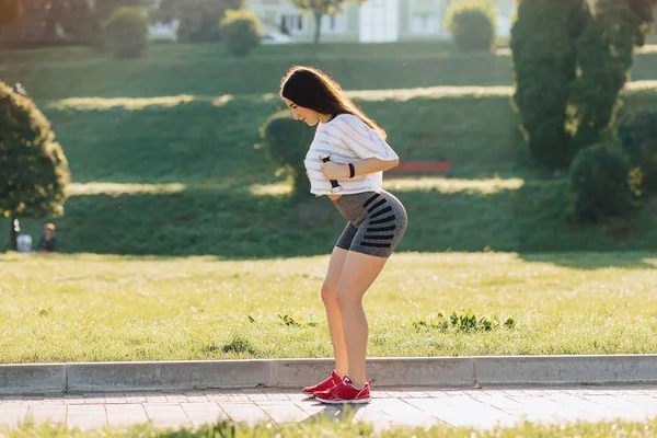 Menina Fitness Acolhedor Fazendo Exercícios Com Halteres Pôr Sol Grama — Fotografia de Stock