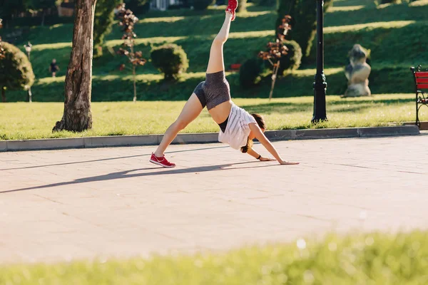 Γυμναστήριο Κάνοντας Τέντωμα Στο Πάρκο Στο Πρωινό Ήλιο Ζεστό Κορίτσι — Φωτογραφία Αρχείου