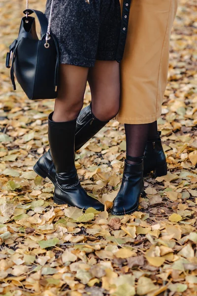 Piede Donna Scarpe Tra Foglie Gialle Autunno Colorato Parco — Foto Stock